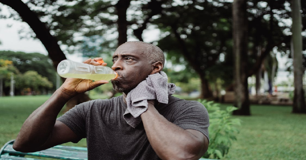 Zweet je veel tijdens het sporten? Met deze 5 sportdrankjes vul je alles zo weer aan